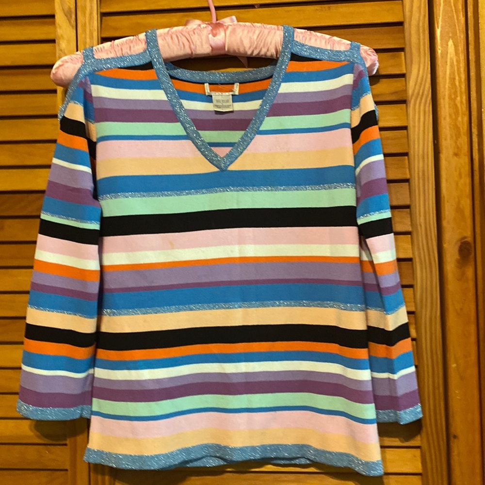 Beautiful tee shirt with long sleeves and v/neck